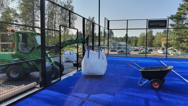 Hiekkaa matoille ja ei muuta kuin pelaamaan